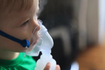 child with inhaler  | kichigin19 - stock.adobe.com