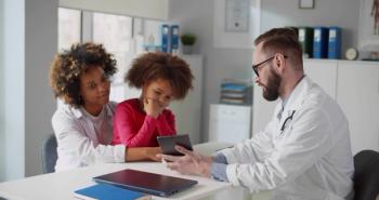 Pediatrician test results tablet parent child | Image Credit: © nimito - stock.adobe.com