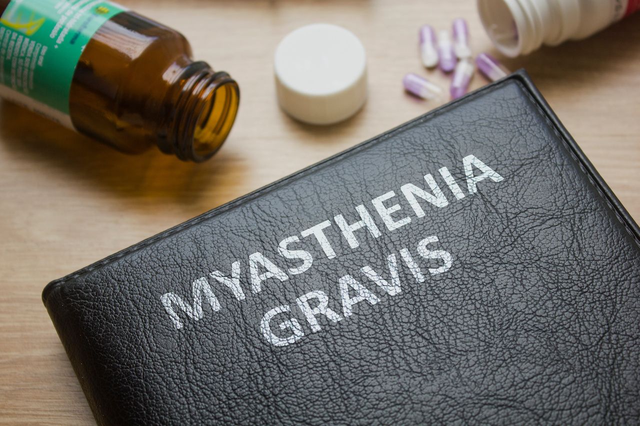 Book about Myasthenia gravis and medication, injection, syringe and pills: © mdaros - stock.adobe.com