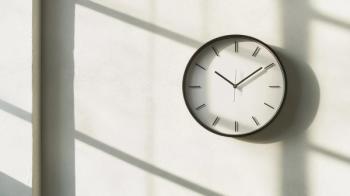 The timing of initiation to immunotherapy, either with the first cycle of chemotherapy or within 21 days of diagnosis, does not significantly affect outcomes in ES-SCLC. | Image Credit: Bonsales - stock.adobe.com
