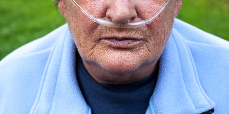 older man with an oxygen tank