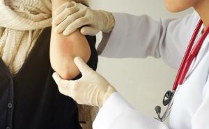 Doctor examines patient with psoriasis rash | ARTFULLY-79 - stock.adobe.com