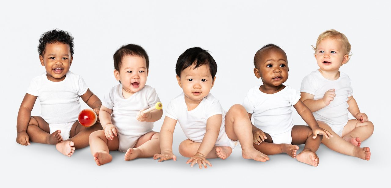 Diverse babies sitting on the floor: © Rawpixel.com - stock.adobe.com