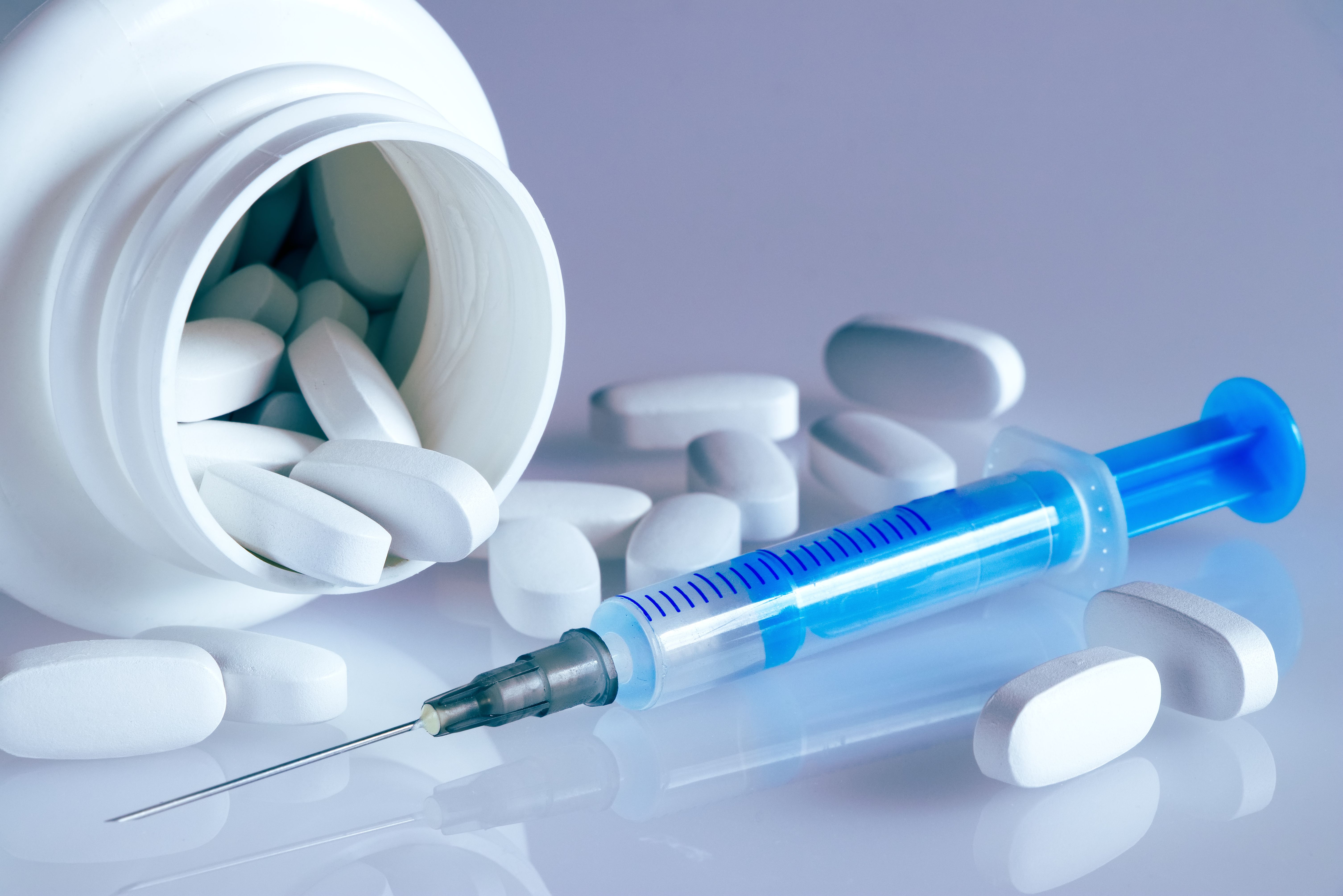 White plastic bottle with medical pills - encierro - stock.adobe.com.jpeg