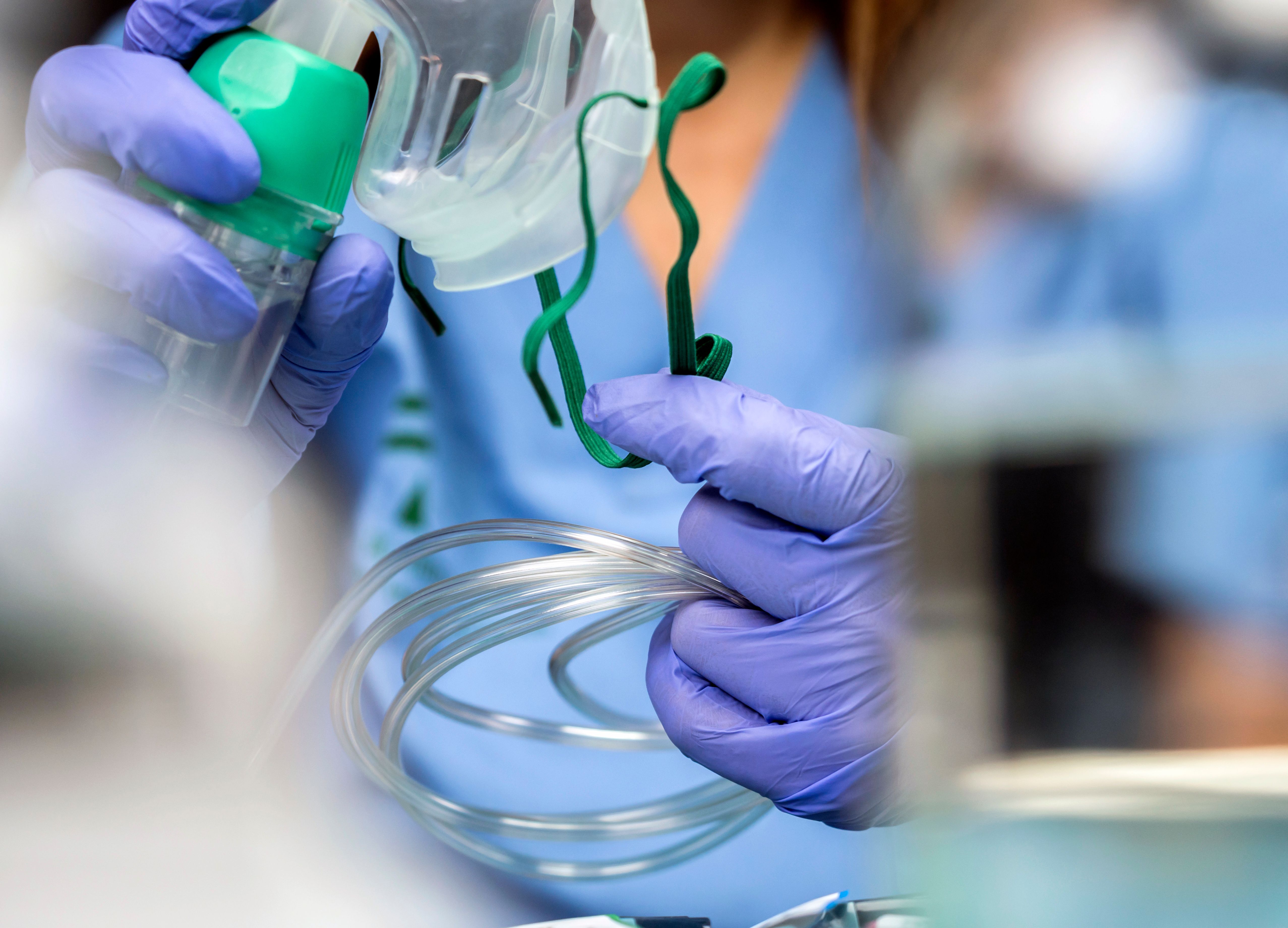 Nurse prepares oxygen mask in hospital, conceptual image - Felipe Caparrós - stock.adobe.com