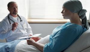 Young woman with cancer and doctor| Image Credit: © pressmaster-stock.adobe.com