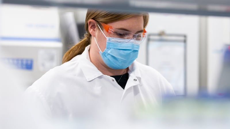 A Moderna lab professional works on mRNA discoveries. | Image: Moderna media gallery