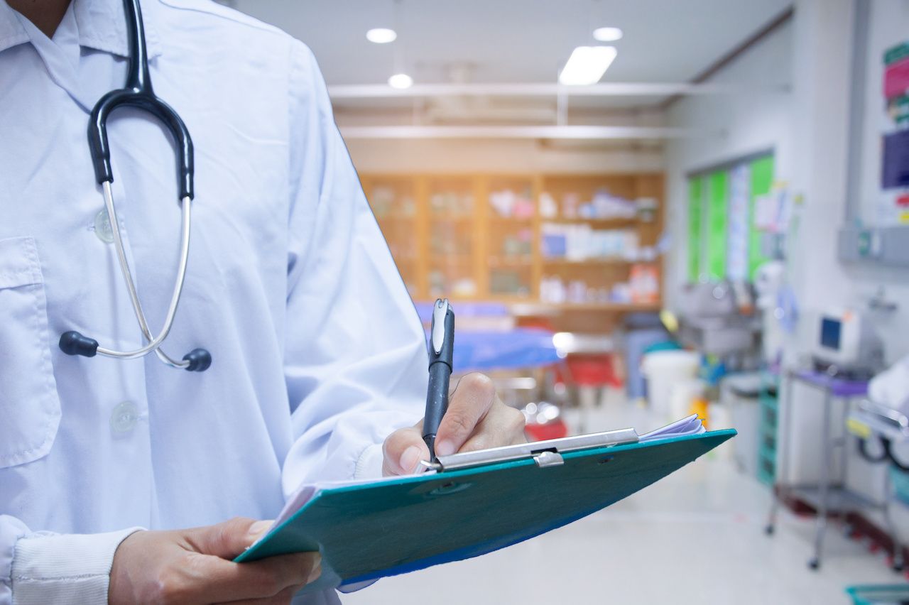 Doctor writing a medical prescription in hospital: © Kamon Wongnon - stock.adobe.com