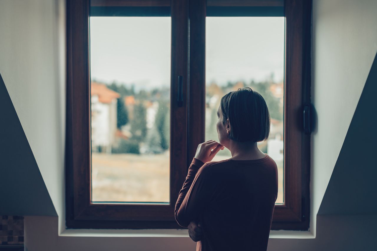 Sad woman looking out of the window: © Bits and Splits - stock.adobe.com