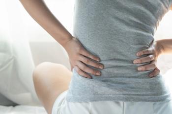 person touching lower back - Pormezz - stock.adobe.com