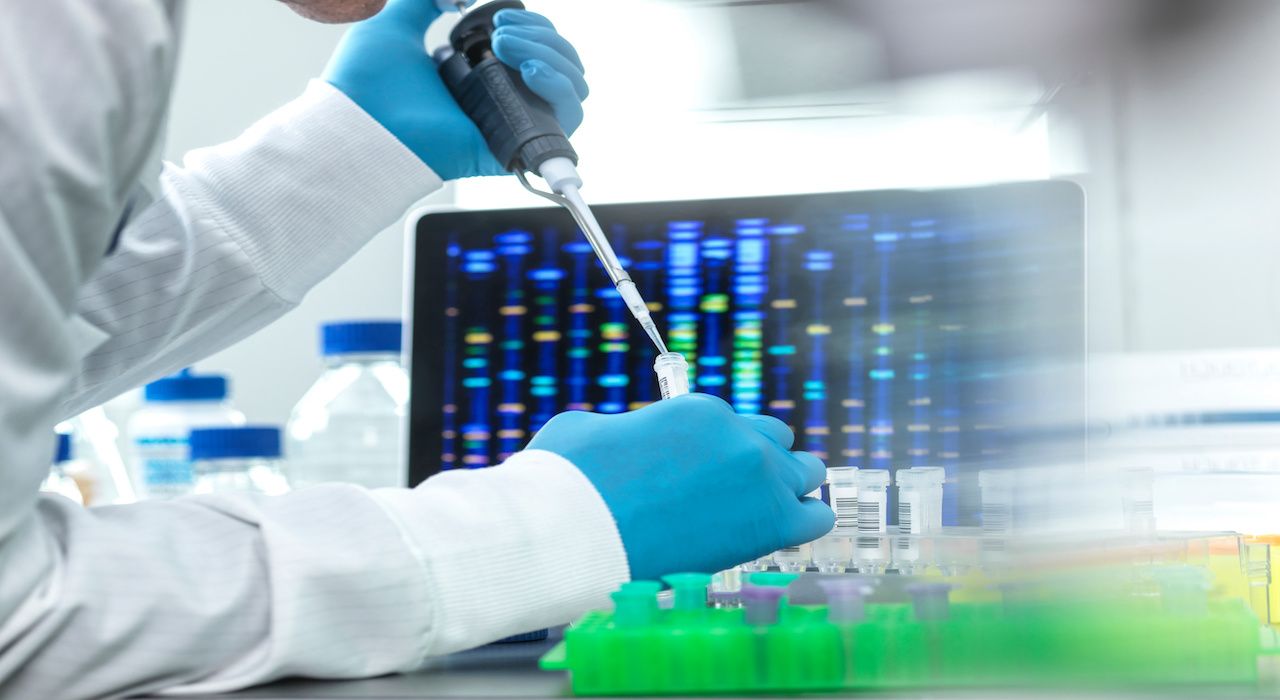 Scientist pipetting sample into a vial for DNA testing: © Cavan - stock.adobe.com