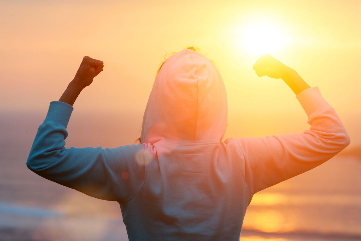 Back view of strong motivated woman celebrating workout goals towards the sun. Morning healthy training success: © Dirima - stock.adobe.com