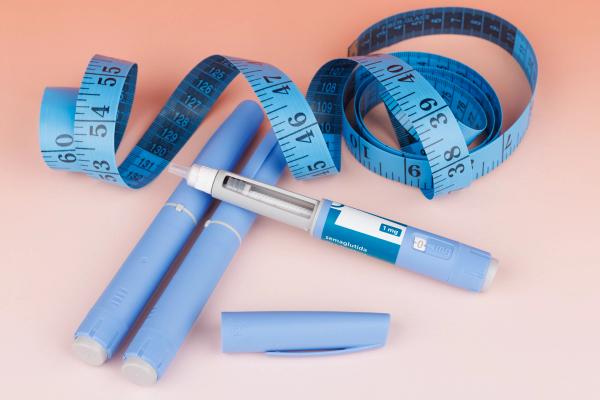 Semaglutide injector pens with measuring tape | Image credit: Shutterly – stock.adobe.com