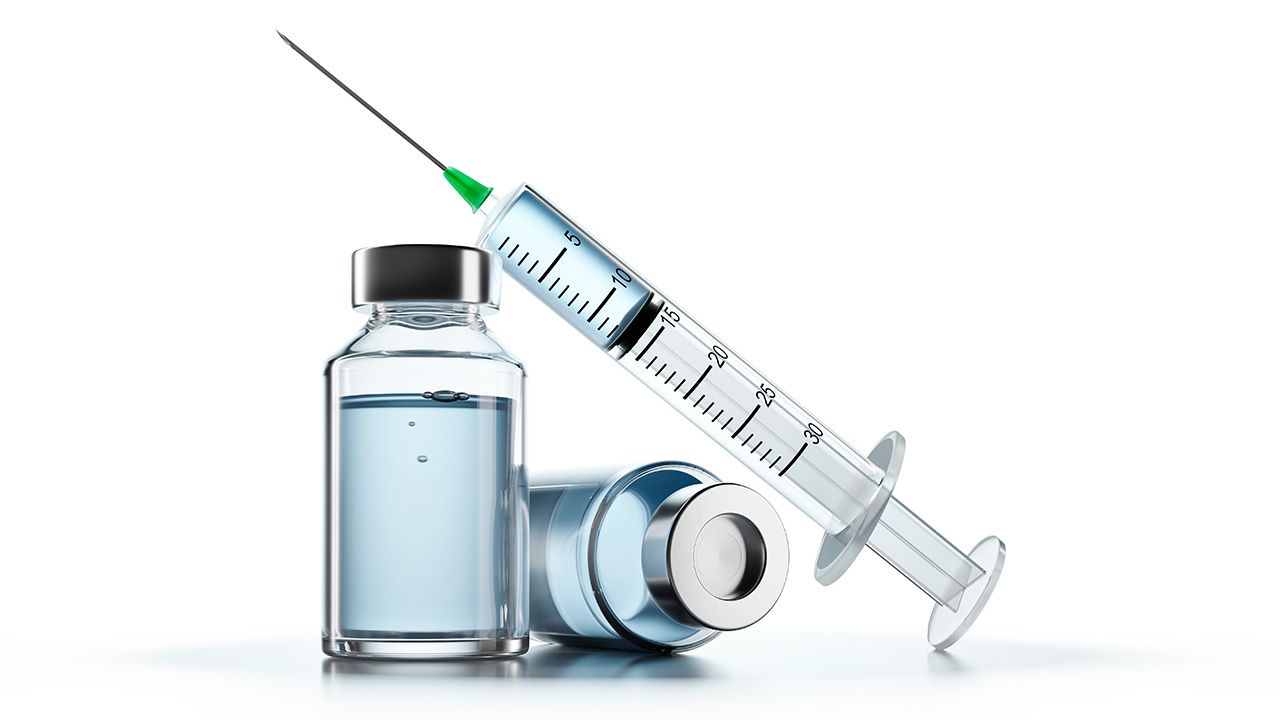 Bottles of Vaccine and syringe - 3D illustration  | Image credit: © peterschreiber.media - © peterschreiber.media - stock.adobe.com 