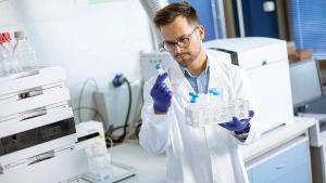 Young researcher working with chemical samples in laboratory with HPLC system and chromatography equipment | Image Credit: © BGStock72 – Stock.Adobe.com