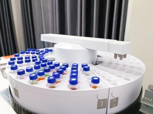 Photograph of an automated laboratory sample handling system with vials in an autosampler carousel. | Image Credit: © MJ iceberg - stock.adobe.com
