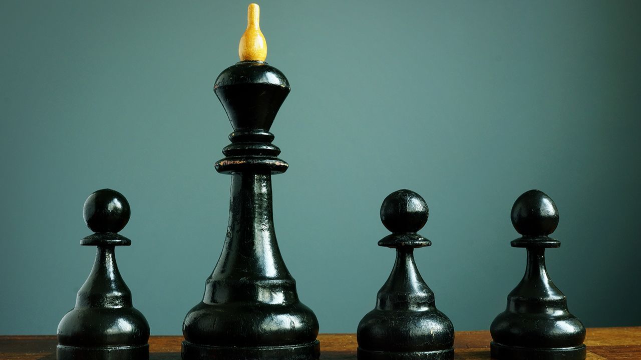 Competitive edge or business advantage in recruitment. Pawns and chess king | Image Credit: © VITALII VODOLAZSKYI - STOCK.ADOBE.COM