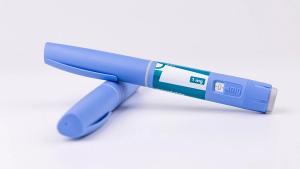 Blue medical pens for glp-1 semaglutide therapy on a white background for illustrating diabetes control and morbid obesity treatment. | Image credit: © Shutterly - © Shutterly - stock.adobe.com