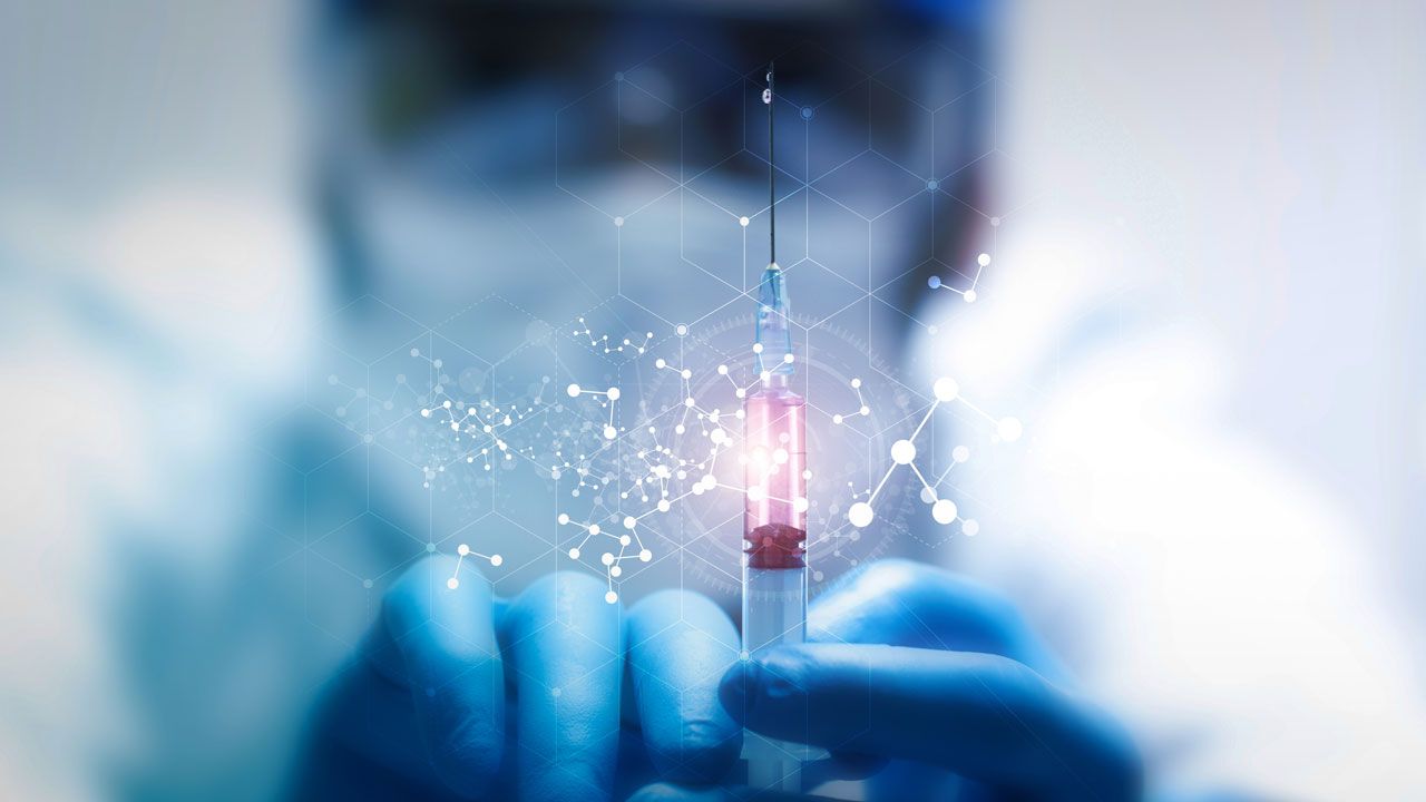 vaccino, scienziato, siringa, iniezione, prelievo | Image Credit: © xyz+ - © xyz+ - stock.adobe.com