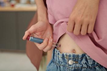 Caregiver administering a subcutaneous injection to a child using an injection pen in a home setting. | Image Credit: © Mediaphotos - stock.adobe.com