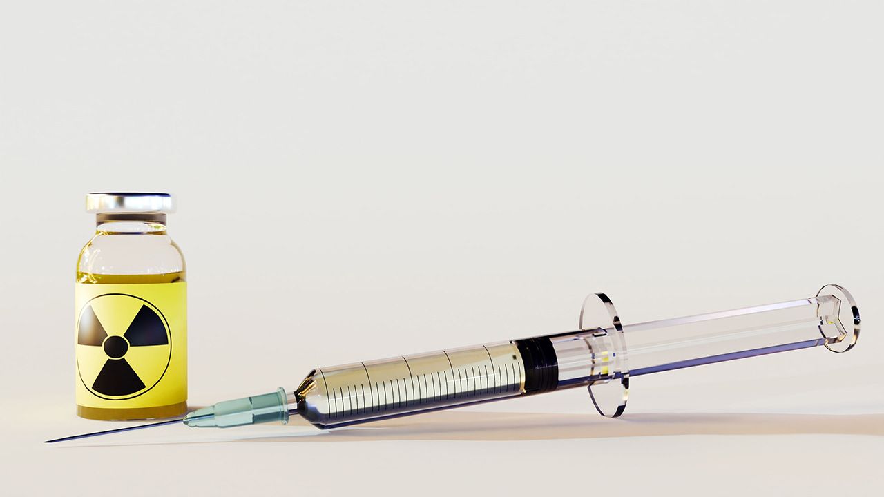3d rendering of radioactive intravenous drug using a needle and syringe to inject a drug | Image credit: © Love Employee - © Love Employee - stock.adobe.com 