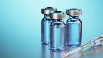 A disposable syringe is filled with a clear liquid and lies on a metal table. Disposable syringe with three glass vials of medicines. 3d render. | Image credit: © Alexandr - © Alexandr - stock.adobe.com