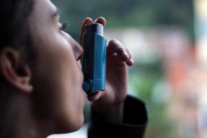 A person using a metered-dose inhaler. | Image Credit: © DALU11 - stock.adobe.com