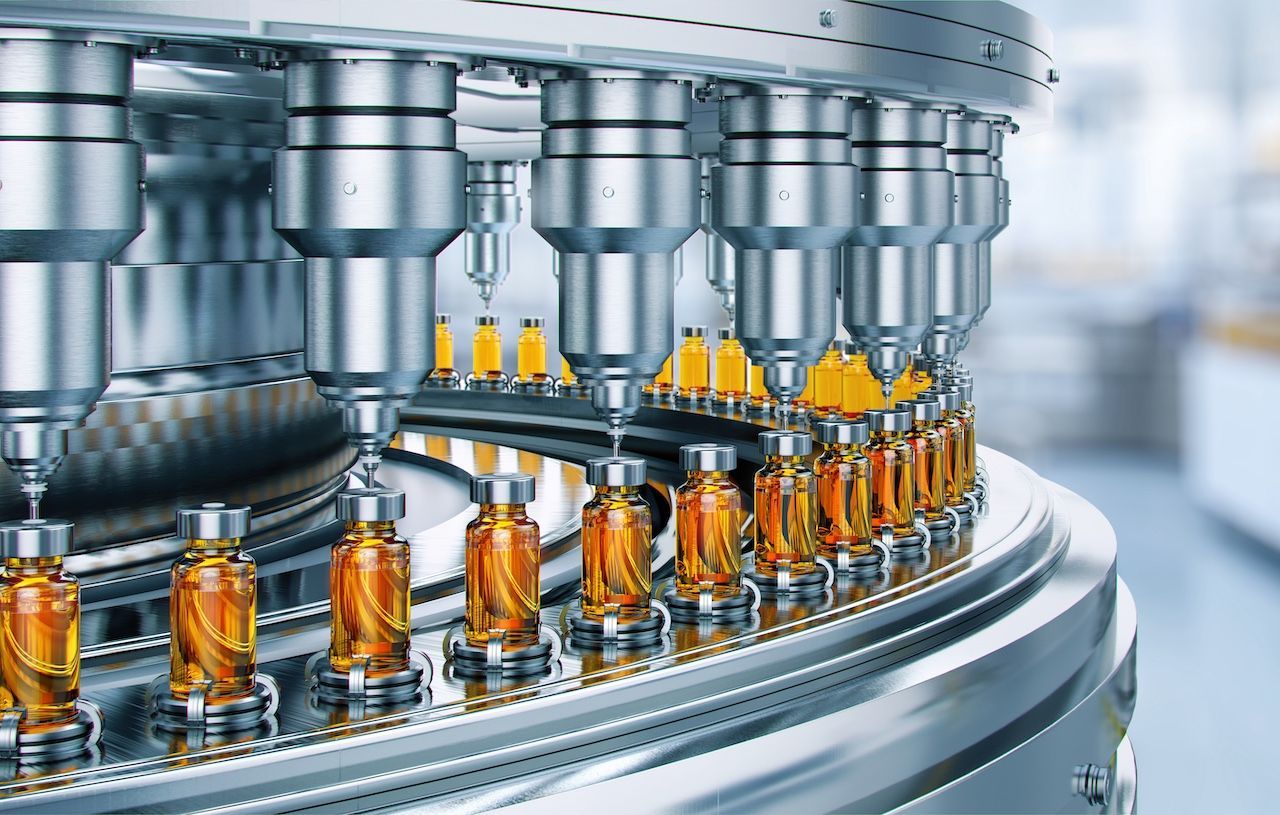 Drug manufacturing process. Conveyor with medical ampoules line at a modern pharmaceutical plant. | © Corona Borealis - stock.adobe.com