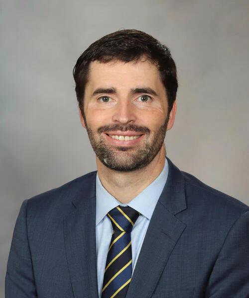 Management strategies for oxybutynin-induced xerostomia include hydration, sugar-free gum, and humidification.