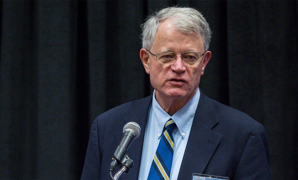 Louis Fehrenbacher, MD, presenting the results. Photo by © MedMeetingImages/Todd