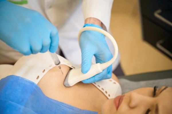 Doctor doing ultrasound-guided fine-needle aspiration cytology of mammary gland: © Svitlana - stock.adobe.com