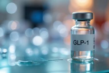 Clear glass vial labeled glp-1 on a reflective surface": © RESTY - stock.adobe.com