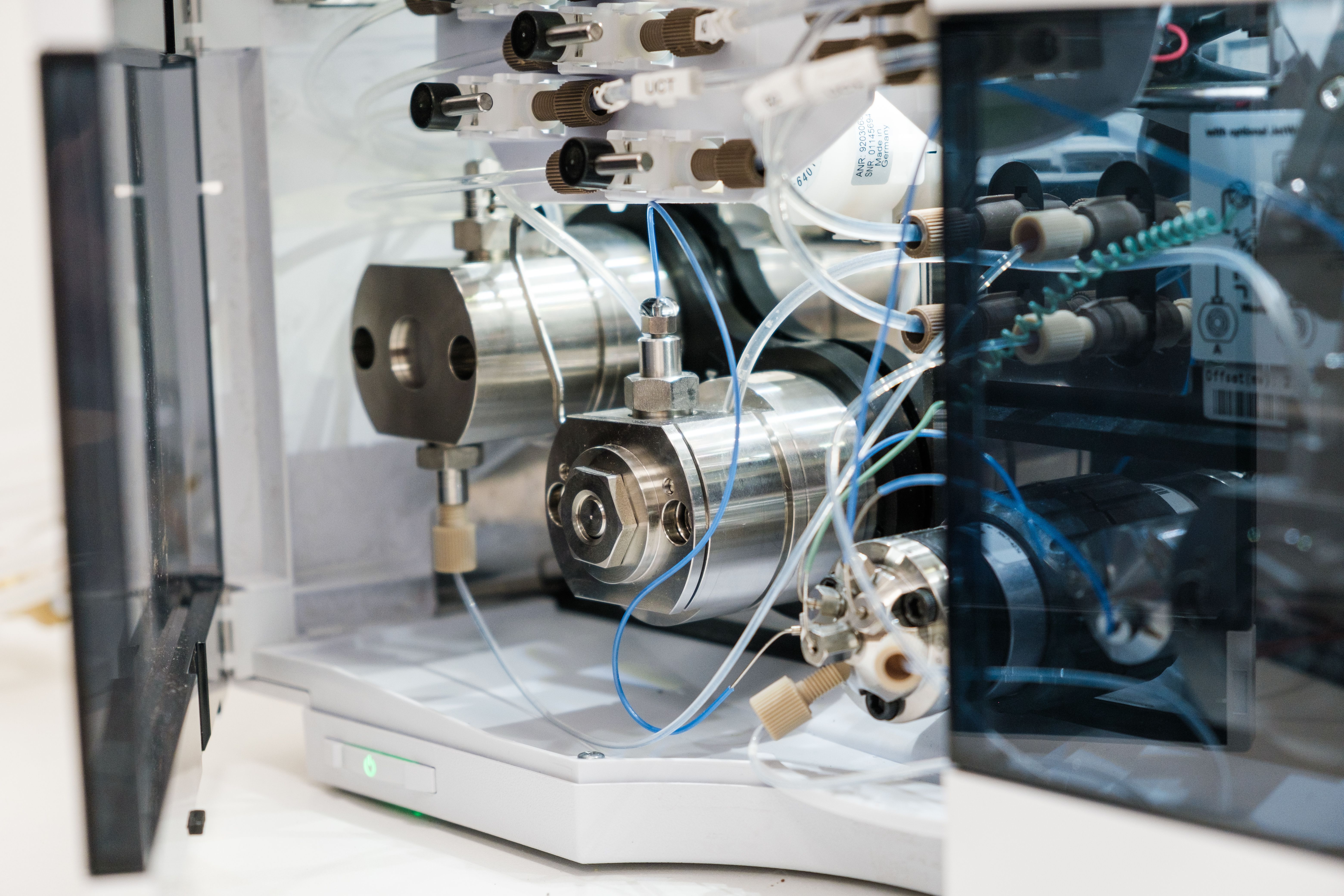 Binary Pump uses high pressure mixing for HPLC gradient formation and solvent blending. High performance liquid chromatography for separation organic compounds. | Image Credit: © vladim_ka - stock.adobe.com