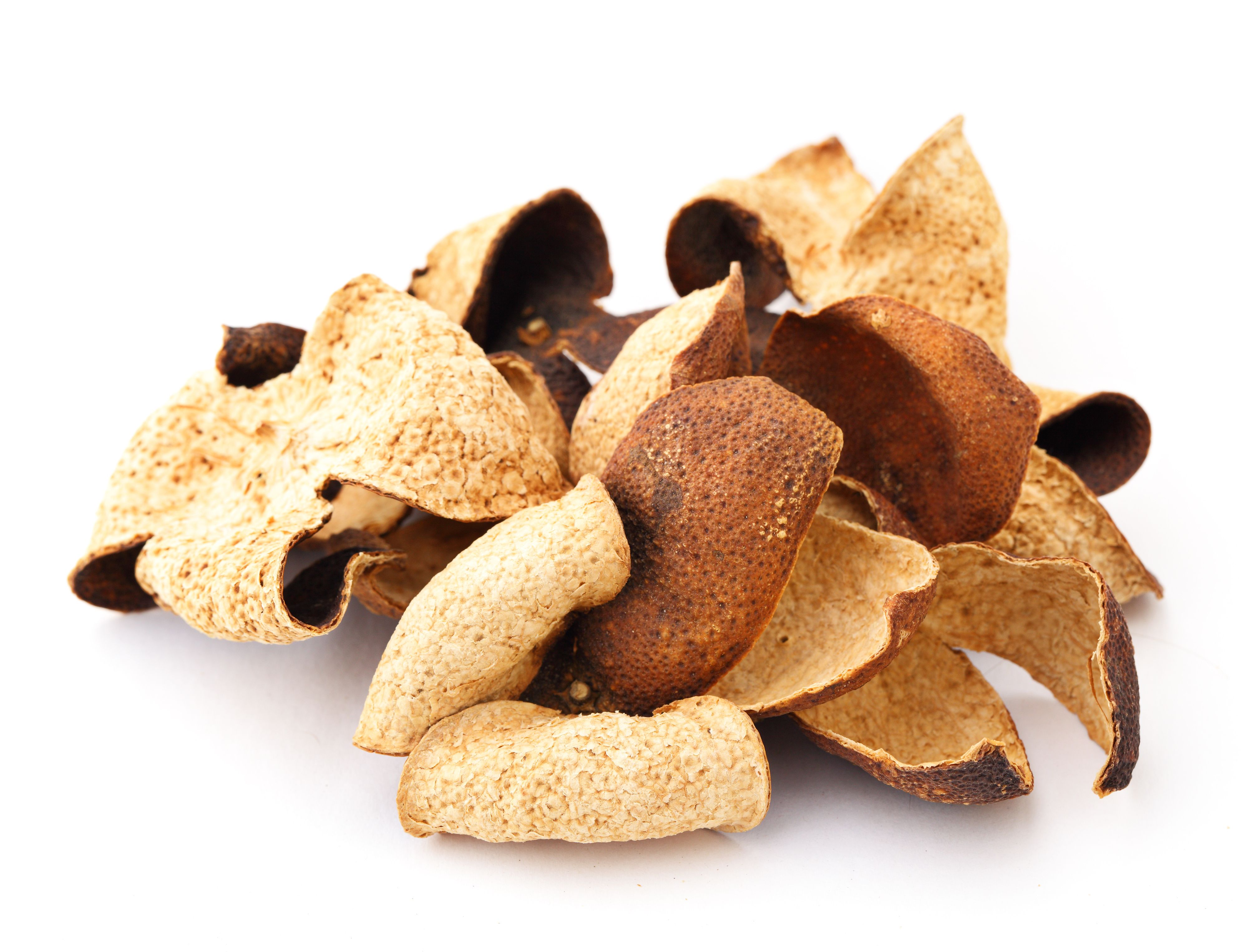Dried tangerine peel isolated on white background | Image Credit: © leungchopan - stock.adobe.com