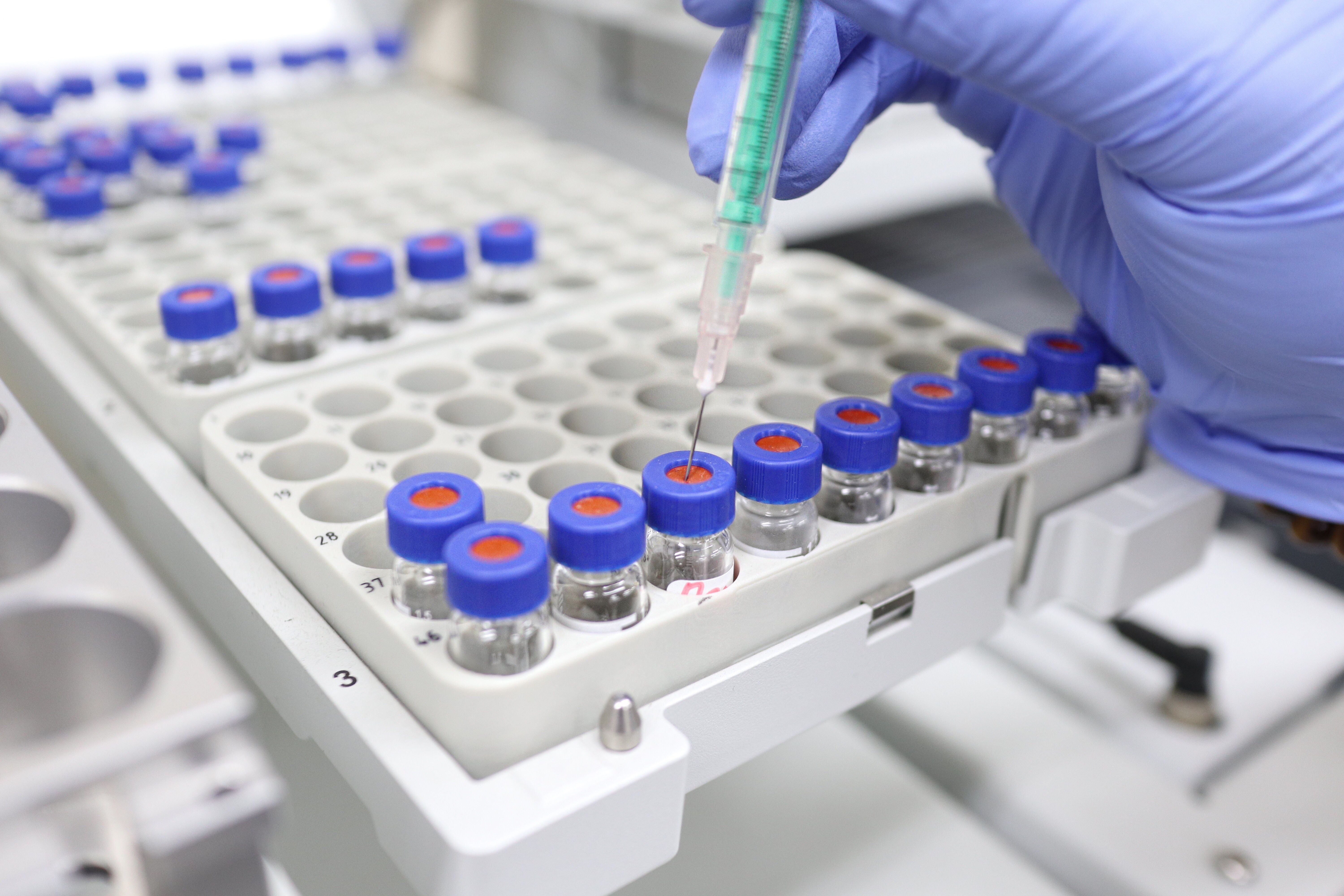 A syringe for injecting a sample into a tube set in gas chromatography for chemical analysis | Image Credit: © Gyoungjun - stock.adobe.com