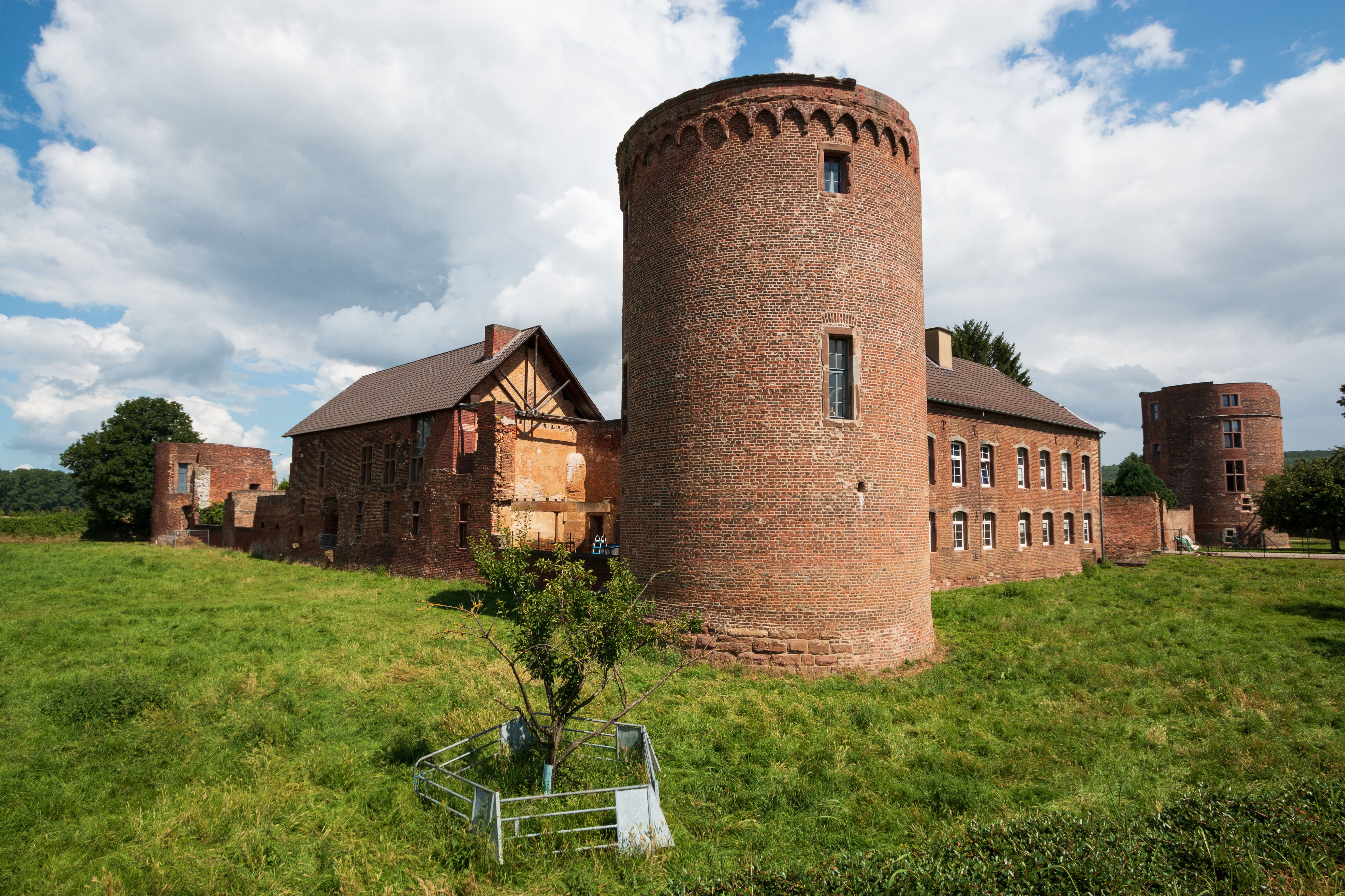 Burgruine Hambach am Niederrhein nahe Jülich | Image Credit: © mitifoto - stock.adobe.com