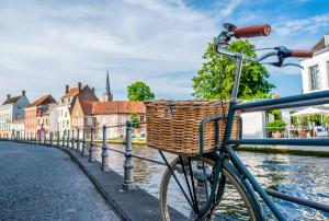 Bruges (Brugge) cityscape with bike © haveseen - stock.adobe.com
