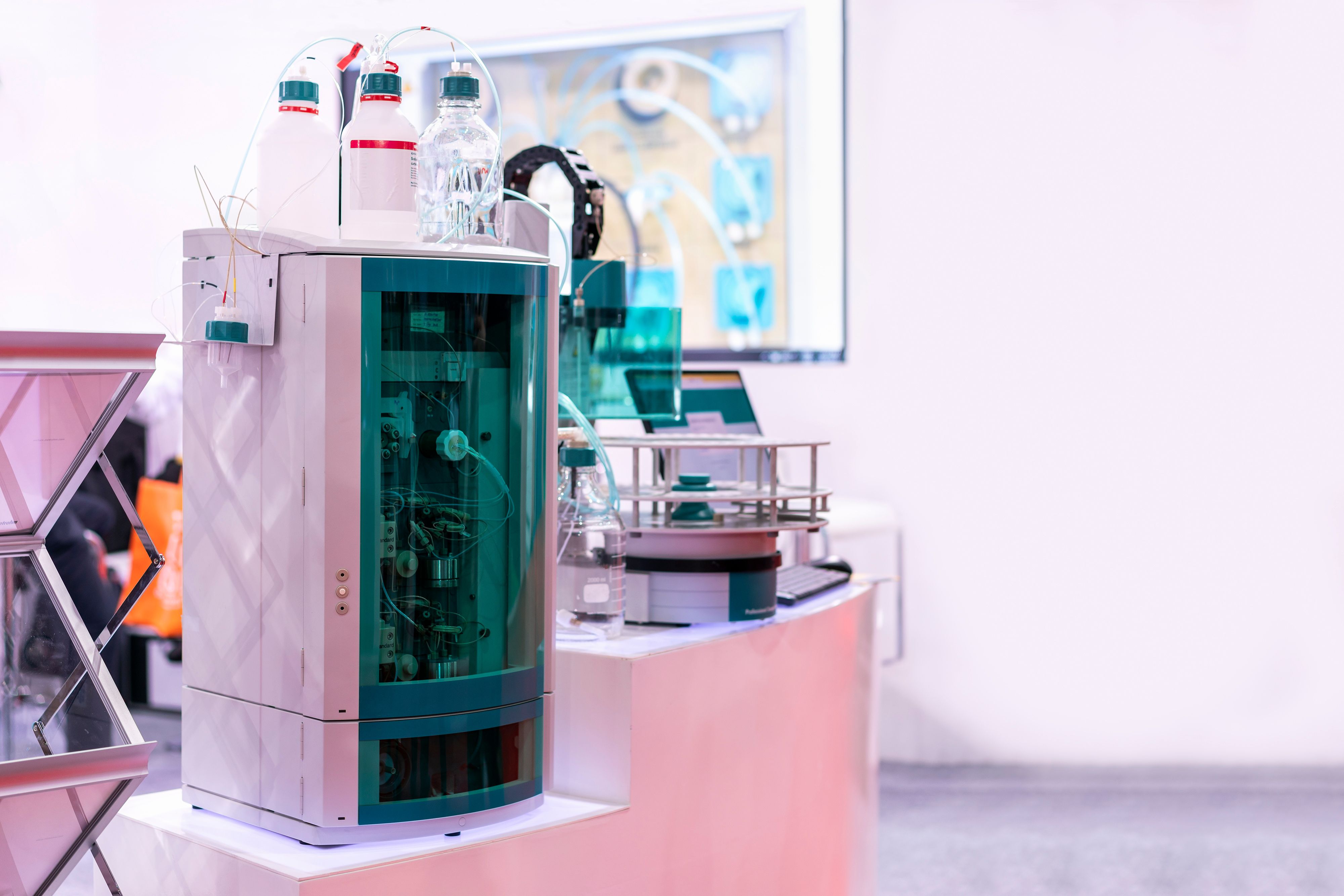 New Device Improves Resolving Power and Ion Transmission in