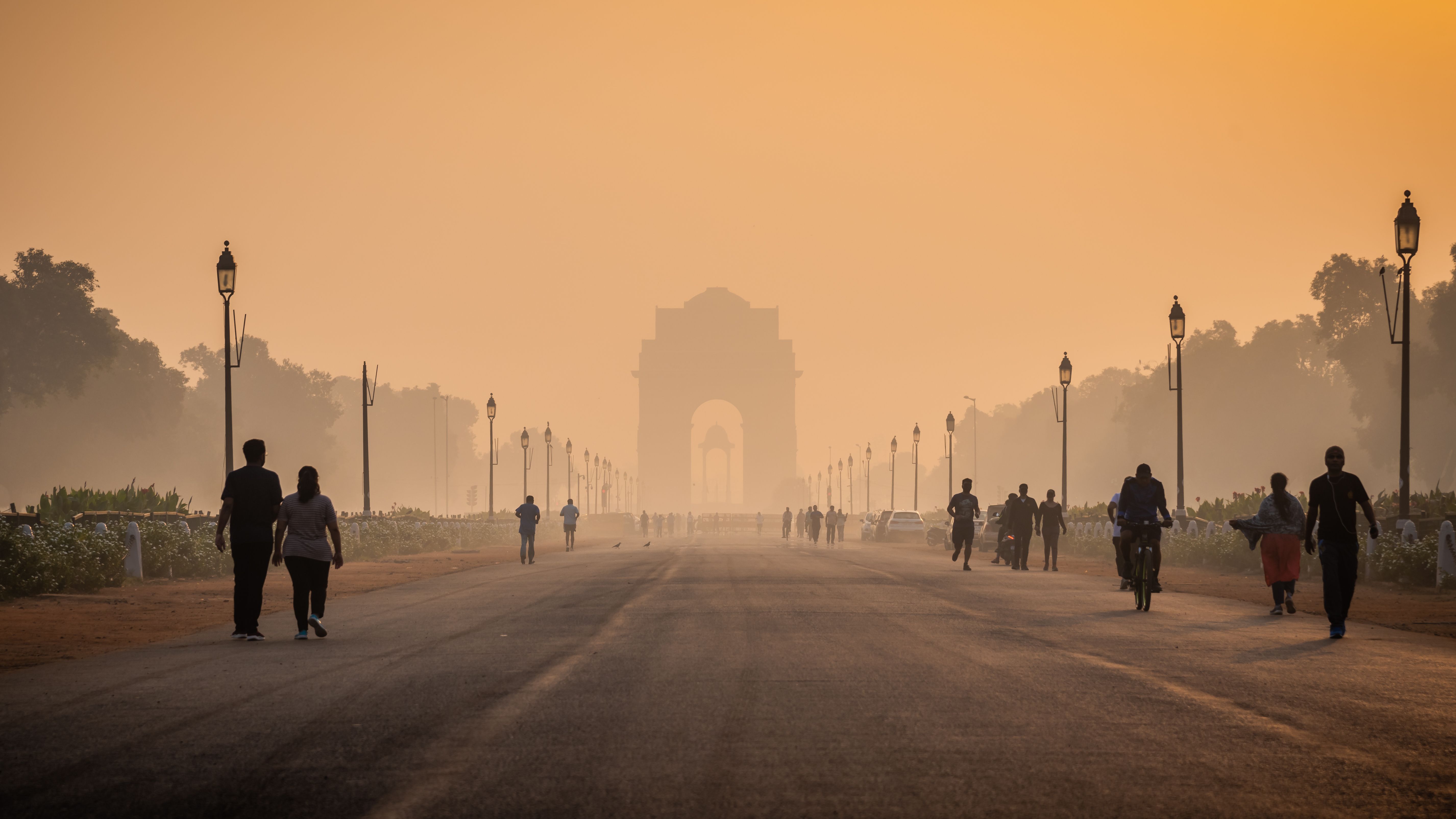 Silhouette of triumphal arch architectural style war memorial during hazy morning. Pollution level rises and causes smog in autumn season due stagnant winds. | Image Credit: © anjali04 - © anjali04 - stock.adobe.com