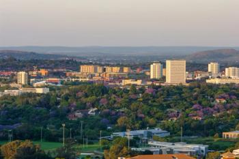 University of Pretoria campus in evening light with Jacarandas © Stoffel - stock.adobe.com.