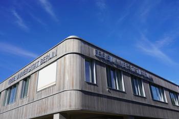 Holzverkleidetes Gebäude ("Holzlaube") der Freien Universität Berlin (FU) auf dem Campus in Dahlem, Berlin, 28.09.2023 | Image Credit: © Achim Wagner - stock.adobe.com