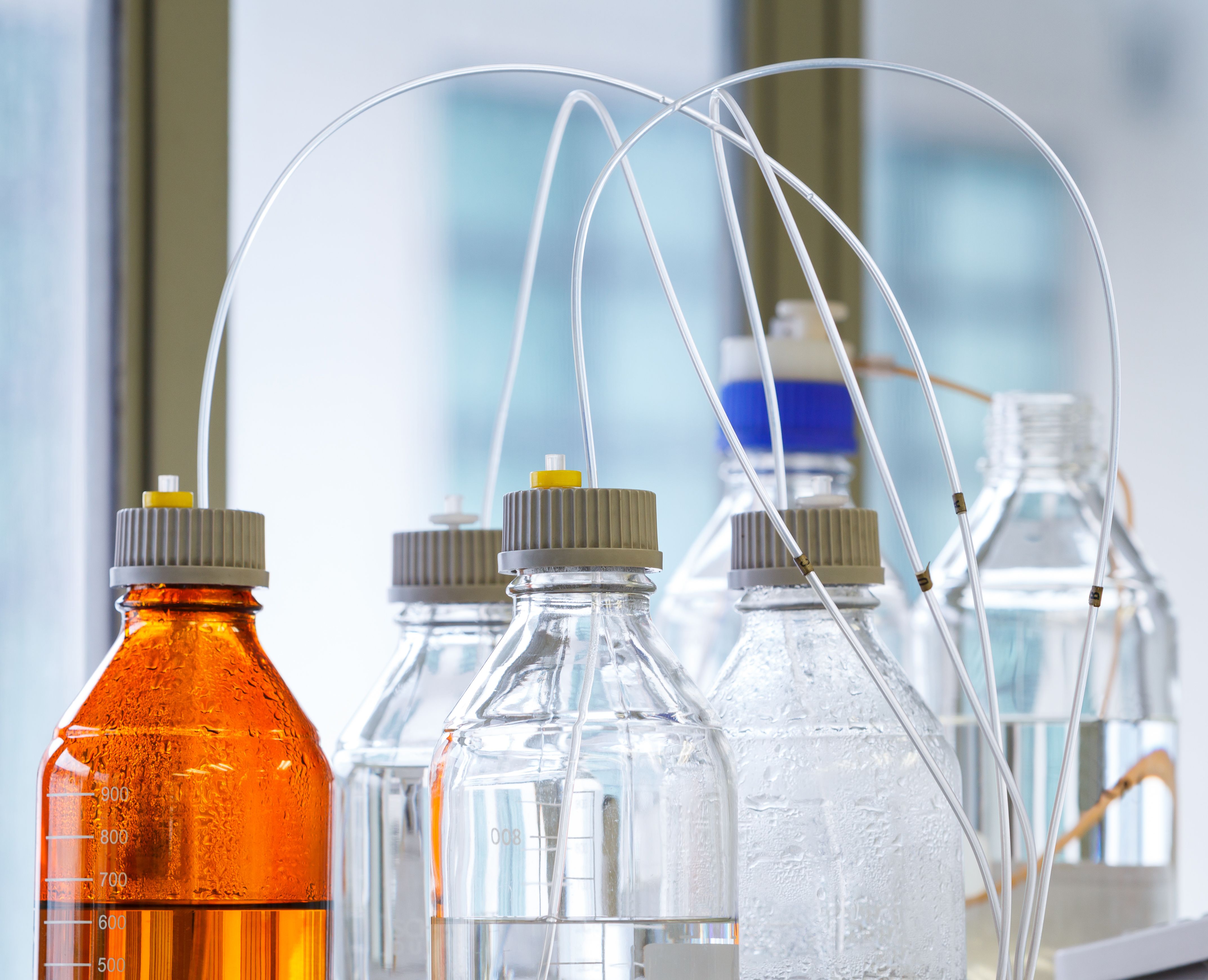 Integrating Microlenses and Slits in Portable HPLC