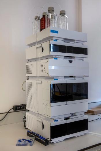 High performance liquid chromatography (HPLC) sample vial application for analysis some chemicals. The researcher placing the vial samples into the HPLC rack for auto-injection in chemistry laboratory | Image Credit: © mehmet - stock.adobe.com