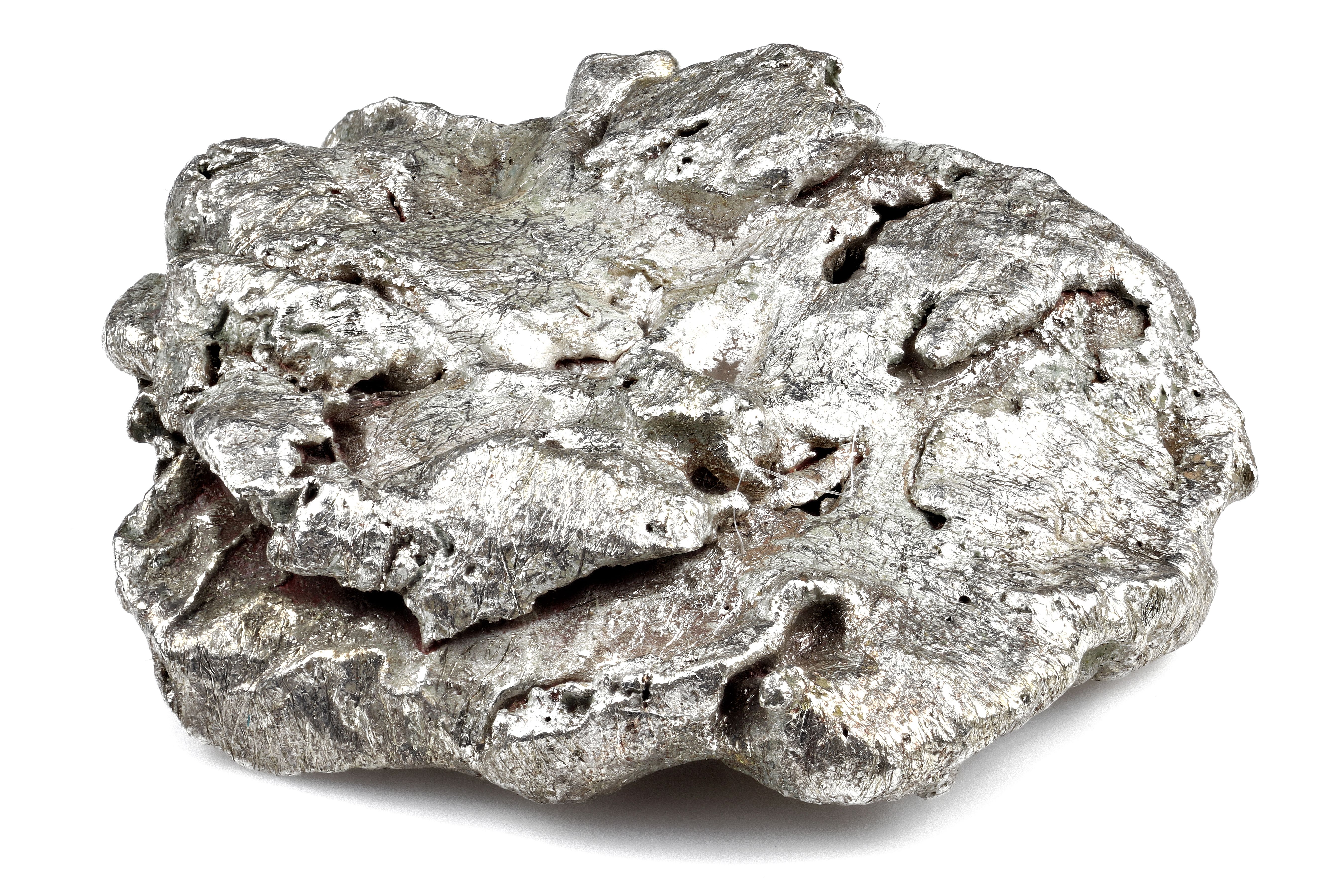 Белые полезные ископаемые. Самородное серебро минерал. Серебро металл самородок. Самородки платины в природе. Самородок серебра на белом фоне.
