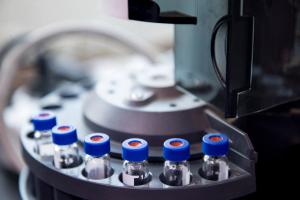 Vials are arranged in the auto-sampler for the lab equipment. | Image Credit: © 김대수 김대수 - stock.adobe.com