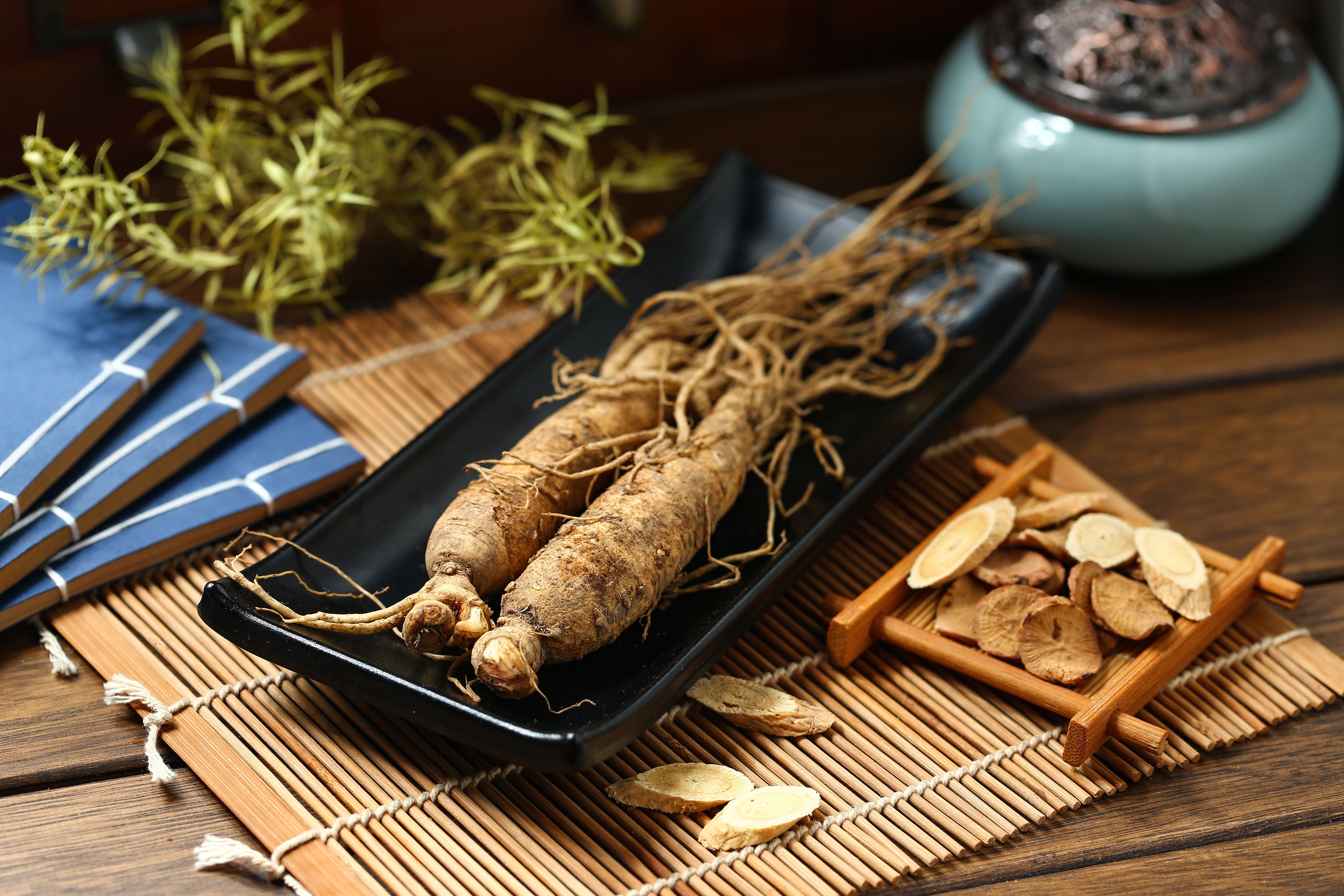 .ginseng in black plate on wooden table | Image Credit: © xb100 - stock.adobe.com