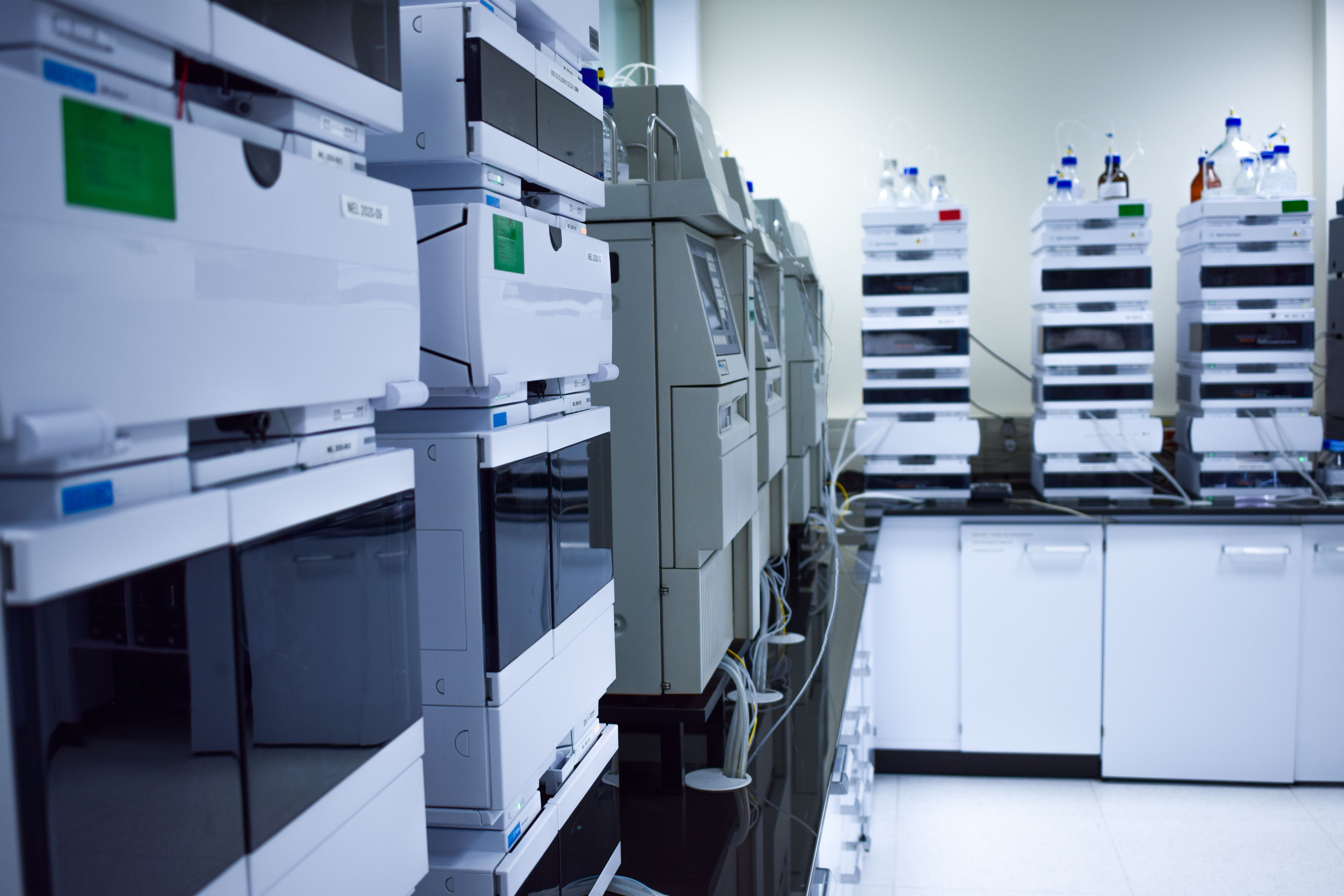 High-performance liquid chromatography equipment, HPLC, in a scientific chemical manufacturing laboratory with electronic machines in research laboratory for diagnostic and analysis of diseases | Image Credit: © Mnica - stock.adobe.com