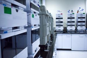 High-performance liquid chromatography equipment, HPLC, in a scientific chemical manufacturing laboratory with electronic machines in research laboratory for diagnostic and analysis of diseases | Image Credit: © Mnica - stock.adobe.com