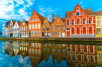Medieval buildings along a canal in Bruges, Belgium © Balate Dorin - stock.adobe.com