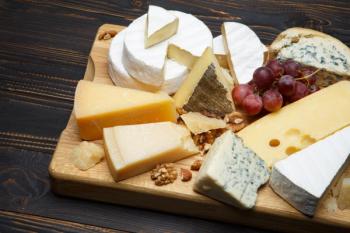 Various types of cheese - parmesan, brie, roquefort, cheddar | Image Credit: © Anatoly Repin - stock.adobe.com